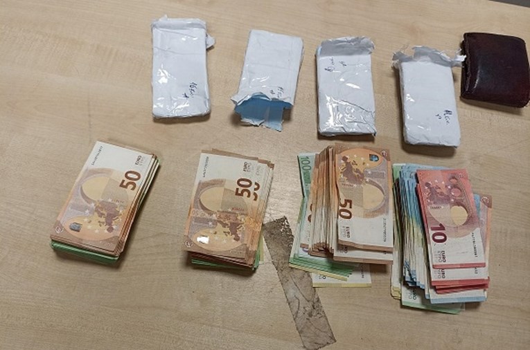 FOTO Carinici kamiondžiji iz BiH pod jastukom pronašli 51.000 eura