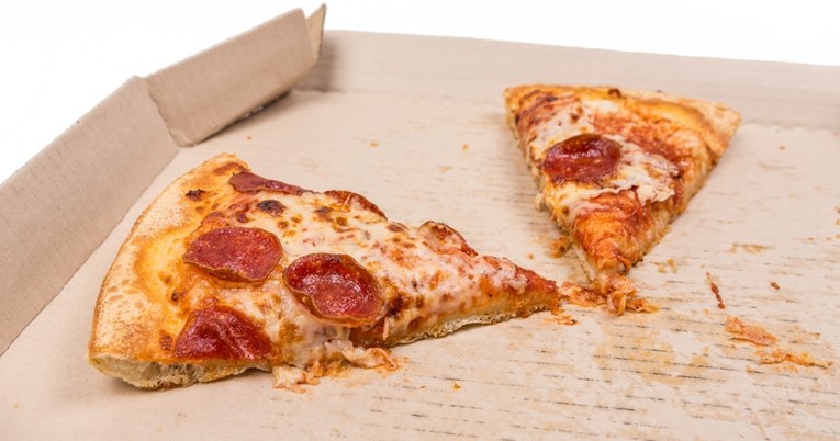 Način na koji većina sprema ostatke pizze zapravo je opasan