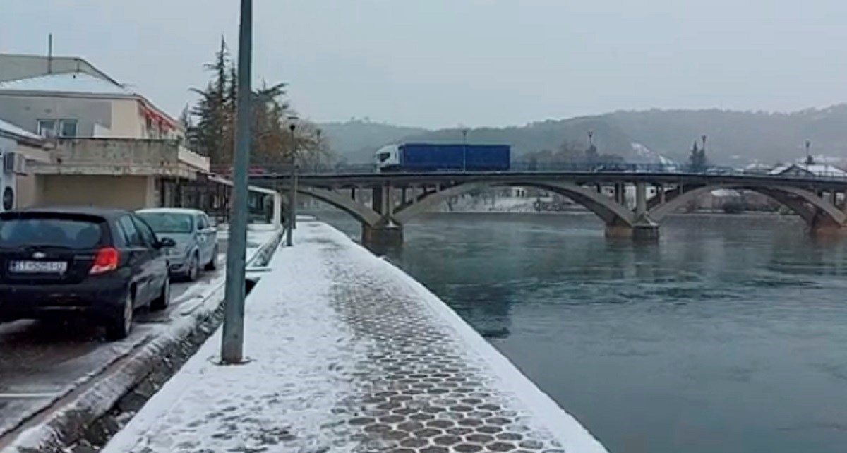 VIDEO Ledeno jutro u Dalmaciji, snijeg pada i na otocima. Pogledajte snimke