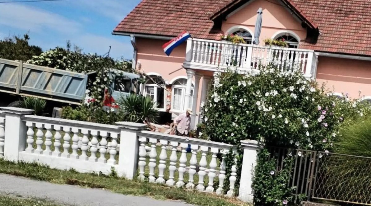 FOTO Kamion sletio s ceste kod Garešnice i zabio se u kuću