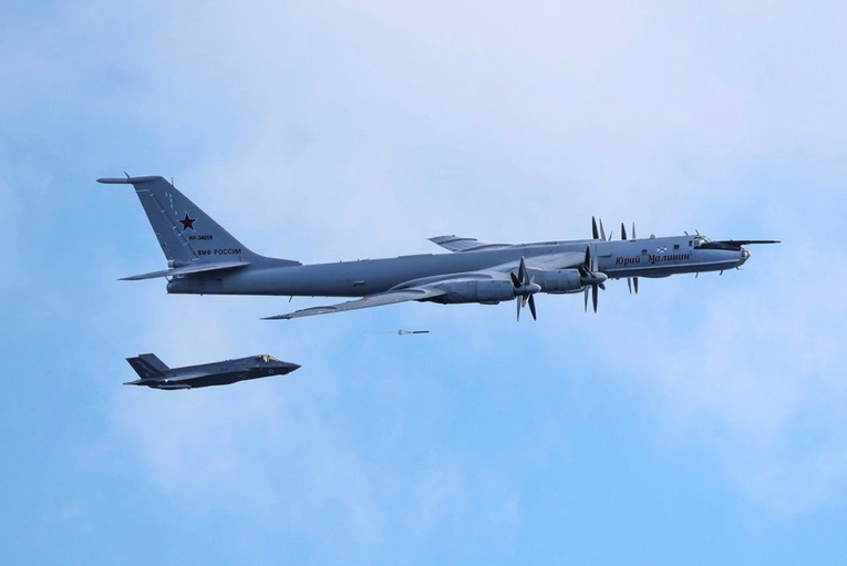 FOTO Ruski vojni avion bacao mikrofone tik uz britanski nosač aviona, pogledajte