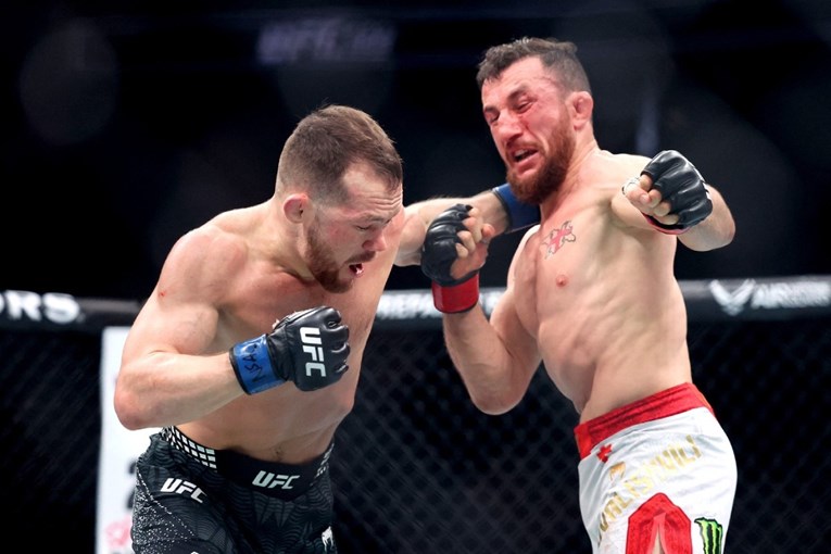 Gruzijac uz krikove i razbijeni nos izgubio titulu. Rus postao prvak UFC-a