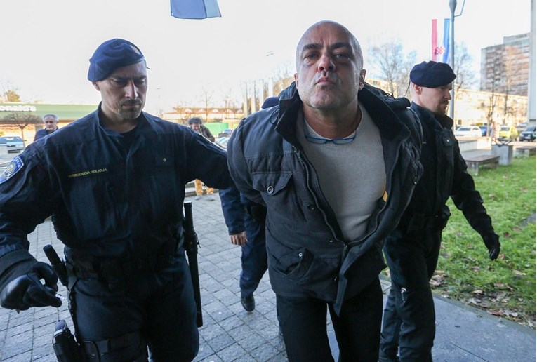 FOTO Lučić iz Krim tima u lisicama urlao novinarima: Bagro, mamu vam je**m