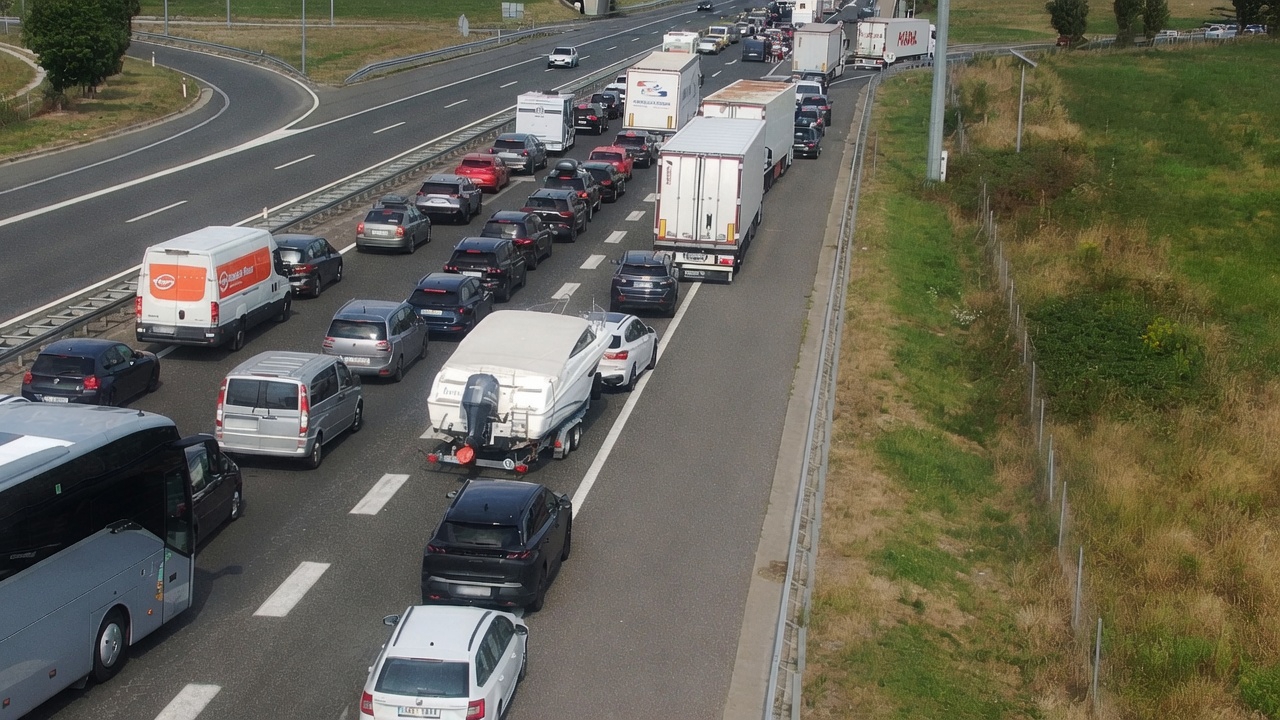 Nesreća na A1 kod Zagreba, sletio helikopter. Promet bio prekinut, ogromna je kolona