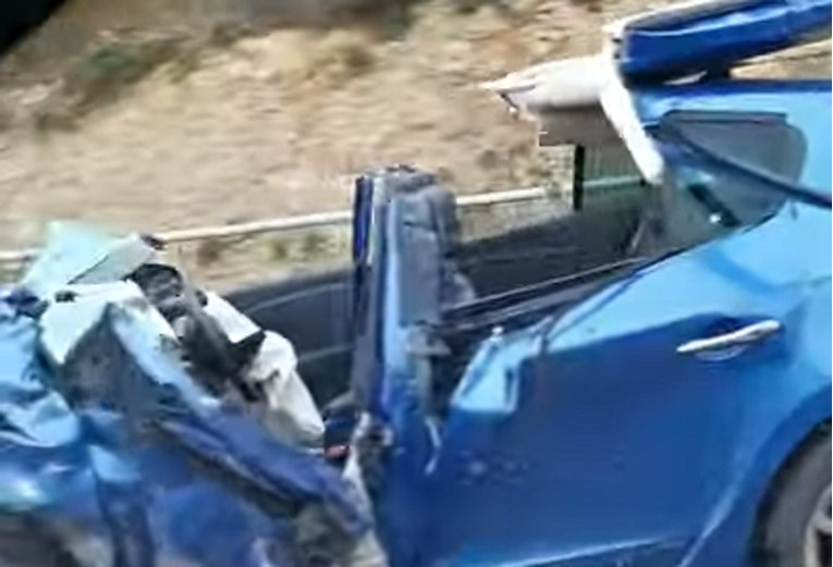 VIDEO Prometna nesreća u Kaštelima, auto potpuno smrskan