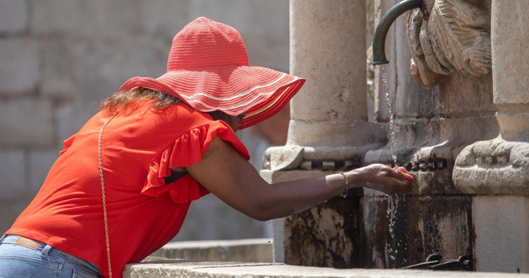 FOTO Ljudi u Dubrovniku pronašli su način kako se rashladiti dok je vrućina