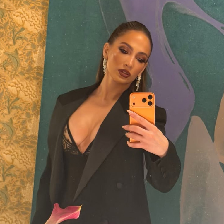 J.Lo pokazala kako nositi sako bez majice, ali s puno stila