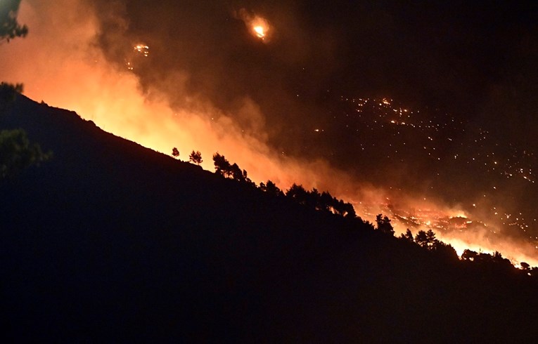 FOTO Veliki požar kod Omiša: Vatra bila par metara od kuća, puše jak vjetar