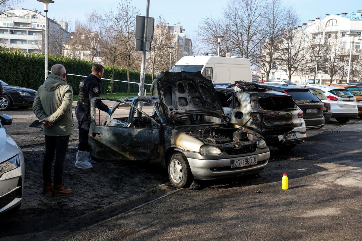 FOTO Na zagrebačkoj Trešnjevci noćas se zapalila tri automobila