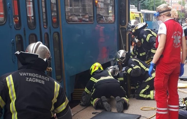 Osoba pala pod tramvaj u centru Zagreba, izvukli je vatrogasci