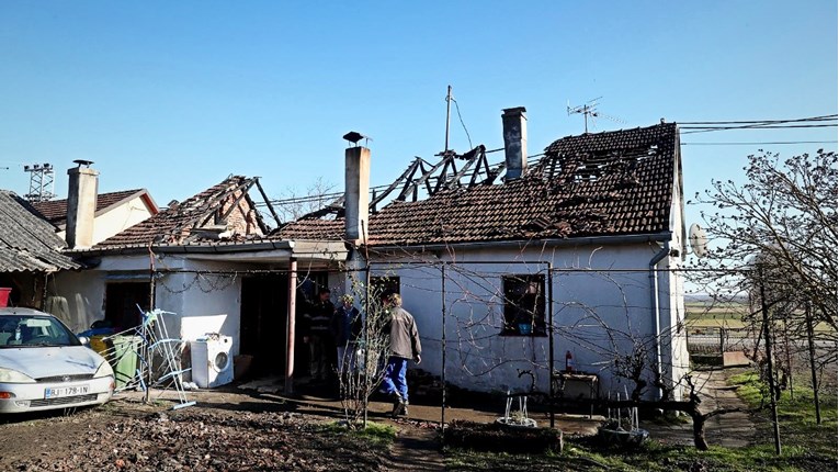 FOTO Obitelj u Križu sinoć ostala bez kuće. Progutao ju je požar