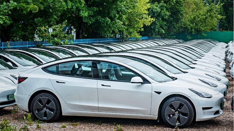 Tesla povukla preko 125.000 auta zbog problema sa sustavom upozorenja