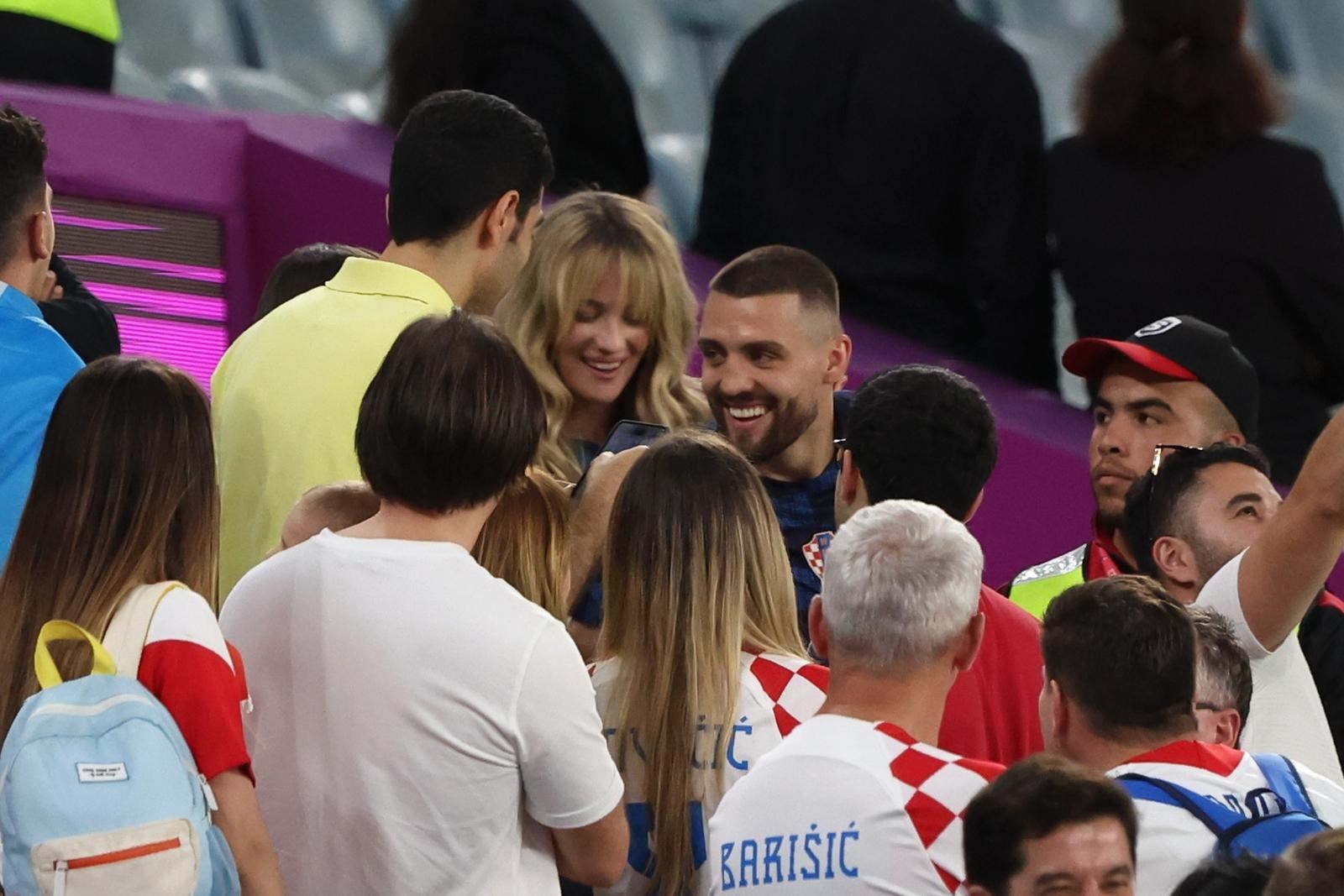 Vatreni nakon utakmice otrčali do obitelji, Livakovićeva žena nije skrivala osmijeh