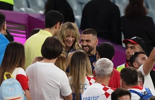 Vatreni nakon utakmice otrčali do obitelji, Livakovićeva žena nije skrivala osmijeh