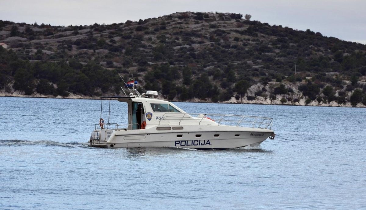 Pomorska policija u moru kod Omiša spasila dvoje maloljetnika na supu