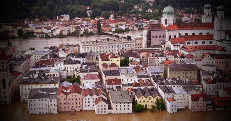 FOTO Poplavljen njemački Passau, po središtu grada voze čamci. Pogledajte slike