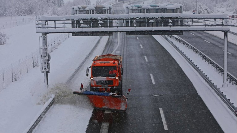 U Gračacu otvoren prihvatni centar za putnike koji su zapeli u prometu