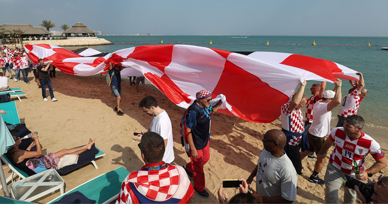 Hrvatski navijači zadnji put razvukli zastavu od 200 metara ispred hotela Vatrenih