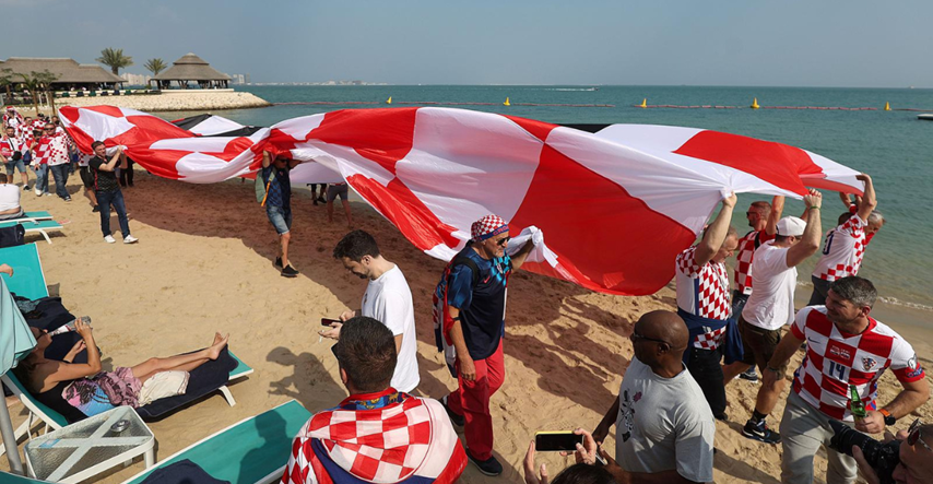 Hrvatski navijači zadnji put razvukli zastavu od 200 metara ispred hotela Vatrenih
