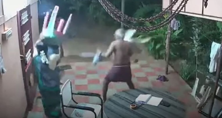 VIDEO Lopovi s mačetama napali baku i djeda, oni ih isprebijali stolicama