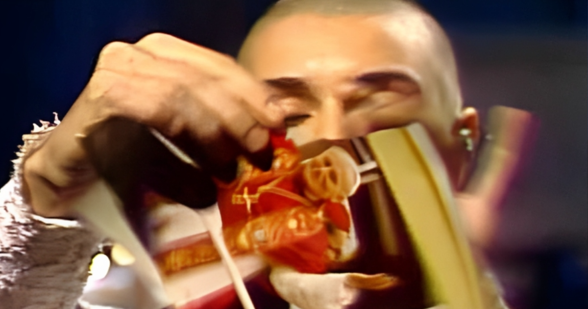 Prije 31 godinu Sinéad O'Connor poderala je Papinu fotografiju u live prijenosu