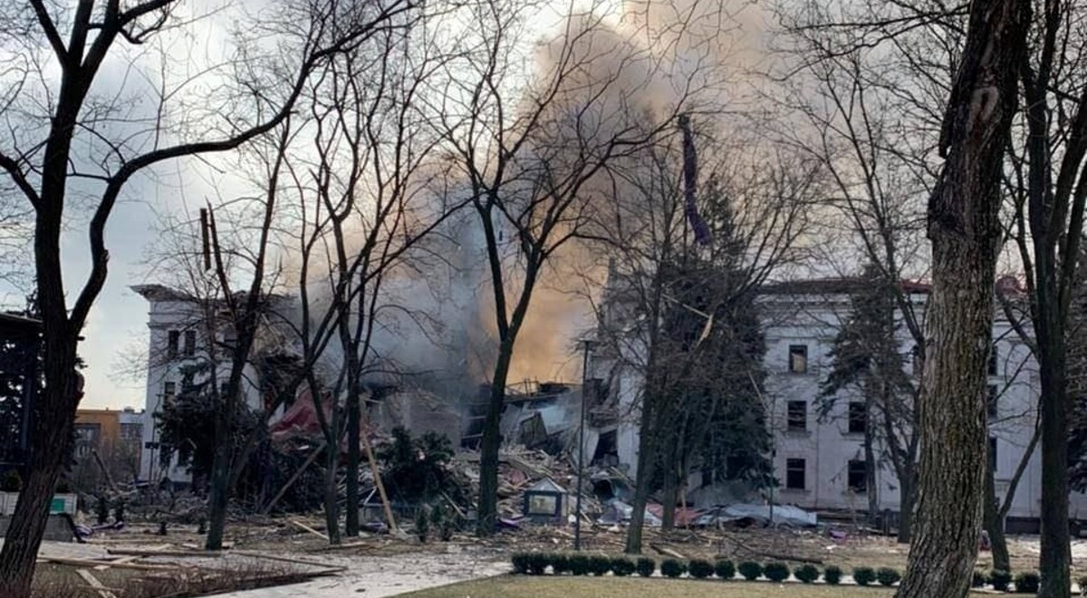 Ukrajinci tvrde da je u raketiranom kazalištu bilo 1000 ljudi. Rusija negira napad