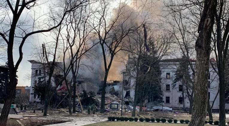 FOTO Ovo je kazalište u Mariupolju prije i nakon napada