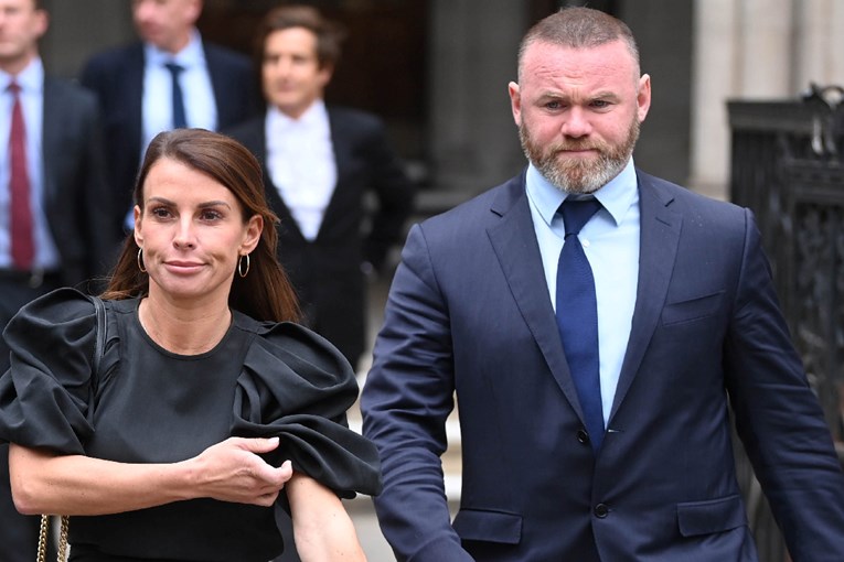 Englezi: Pijani Rooney se bori da mu ne padnu hlače. Njegovoj supruzi je dosta