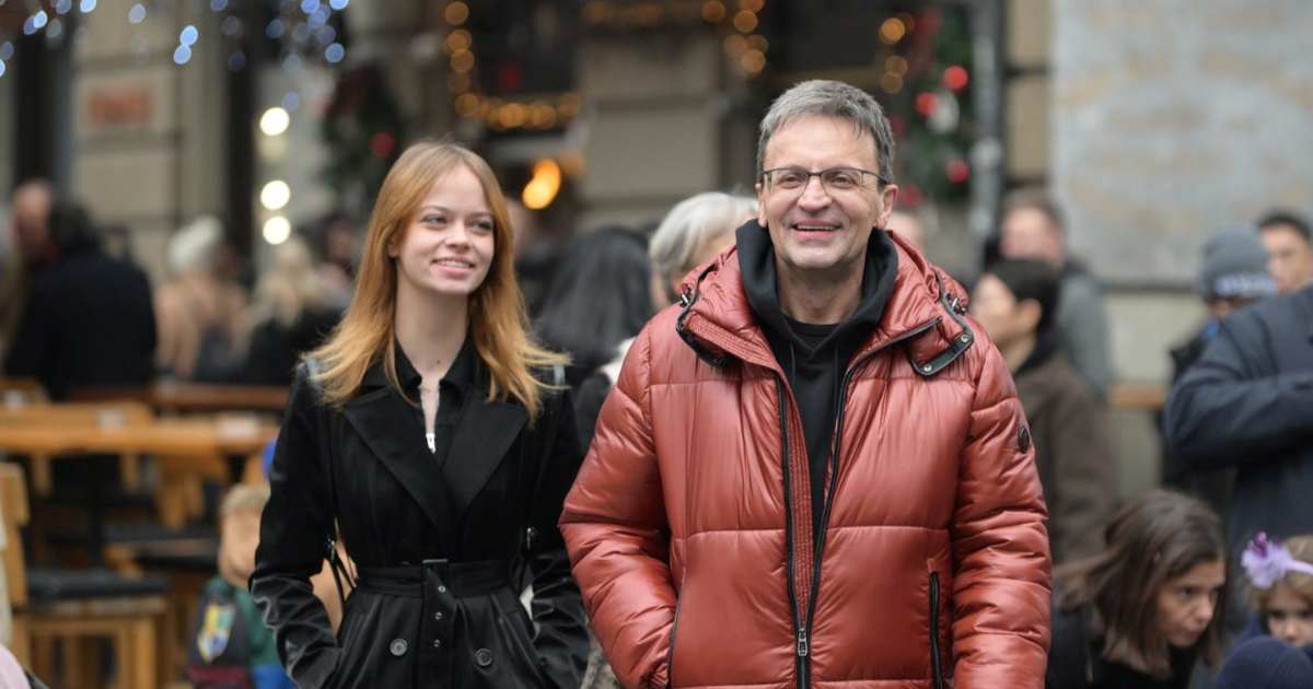 Saša Kopljar objavio staru obiteljsku fotku na kojoj pozira sa suprugom i djecom