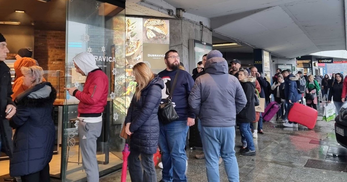 Pogledajte redove pred pekarnicama i dućanima. Danas ih radi samo nekoliko