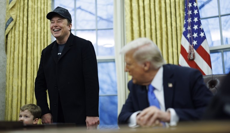 Trump: Kupit ću si novu Teslu