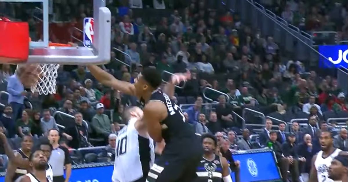 Giannis monstruoznim zakucavanjem preko Zupca digao publiku na noge