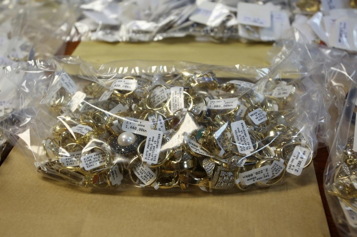 Rus je sa zlatom bježao kroz prozor, policija koristila sprej. Prepričali su lov