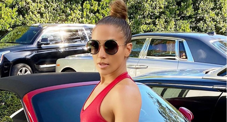 Jennifer Lopez zapalila Instagram u pripijenom crvenom lateksu
