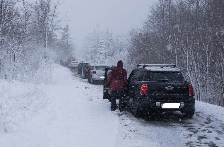 Zbog snijega zatvorena je Sljemenska cesta, ljudi ostali u koloni
