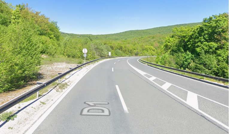 Teška nesreća u Lici: Vozač (88) prešao u suprotni trak i udario motociklista