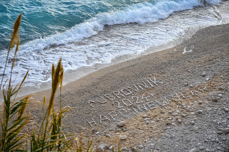 Na popularnoj dubrovačkoj plaži osvanula novogodišnja čestitka