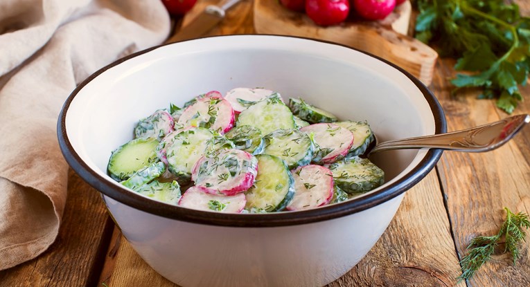 Nedjelja je dan za obilan ručak, a što bi ga bolje upotpunilo od kremaste salate?