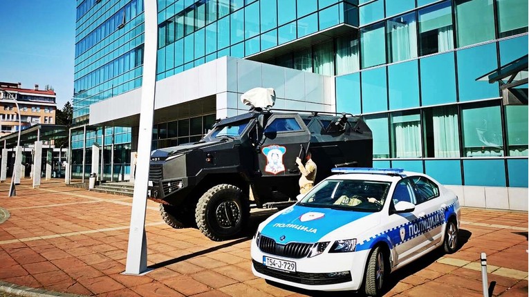 Oklopnjaci pred vladom RS u Banjoj Luci, policija tvrdi da je Dodik ugrožen