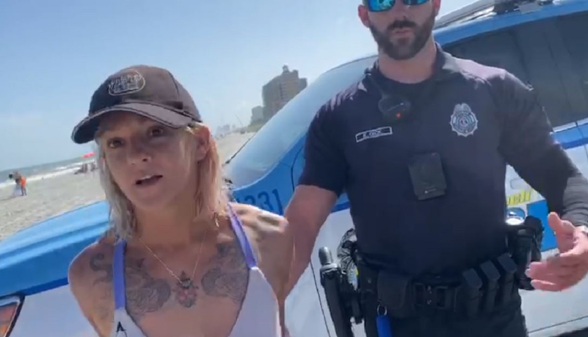 Zbog oskudnog bikinija policija je s plaže odvela u lisicama
