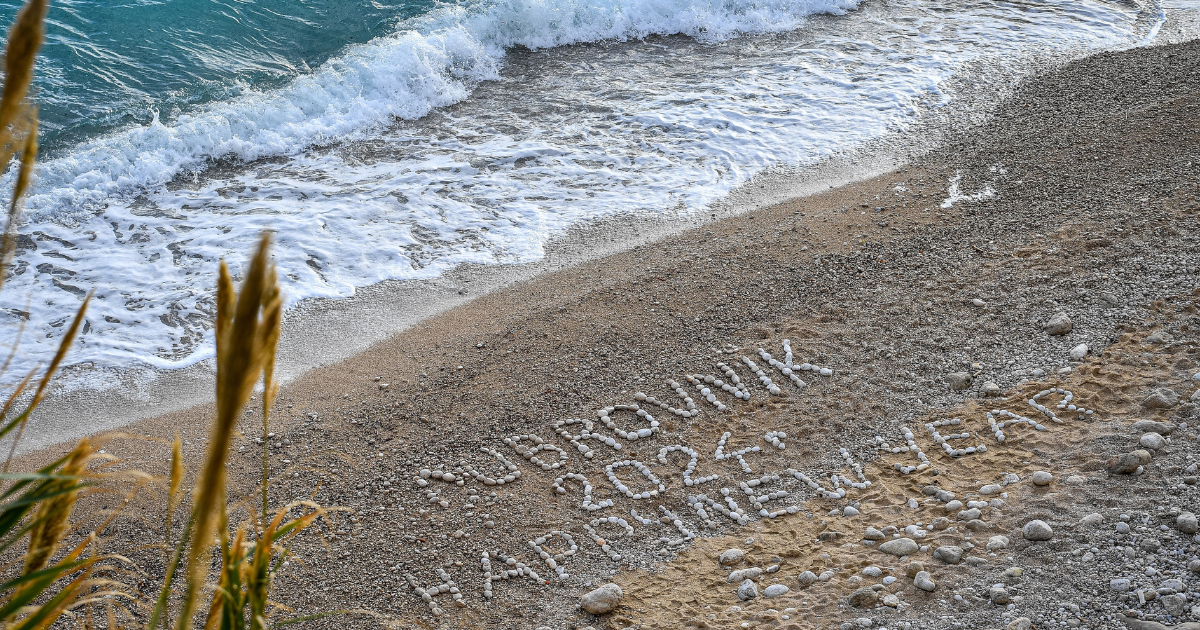 Na popularnoj dubrovačkoj plaži osvanula novogodišnja čestitka
