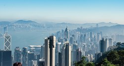 Hong Kong predan je nazad Kini, a Britansko Carstvo službeno se raspalo