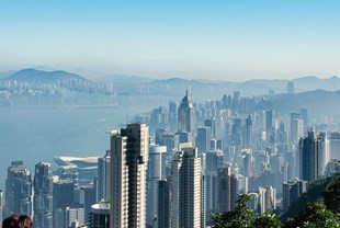 Hong Kong predan je nazad Kini, a Britansko Carstvo službeno se raspalo