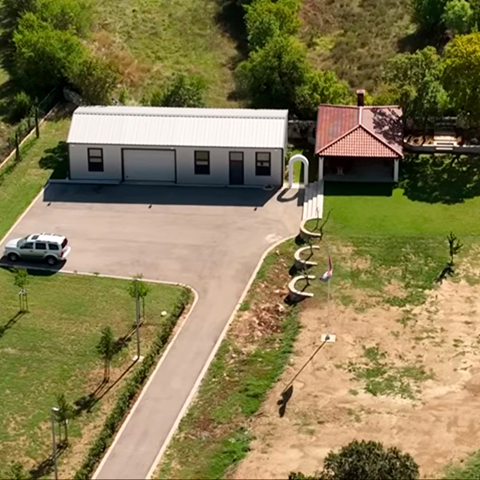 Državni inspektorat: Thompson mora srušiti dva ilegalna objekta - Index.hr