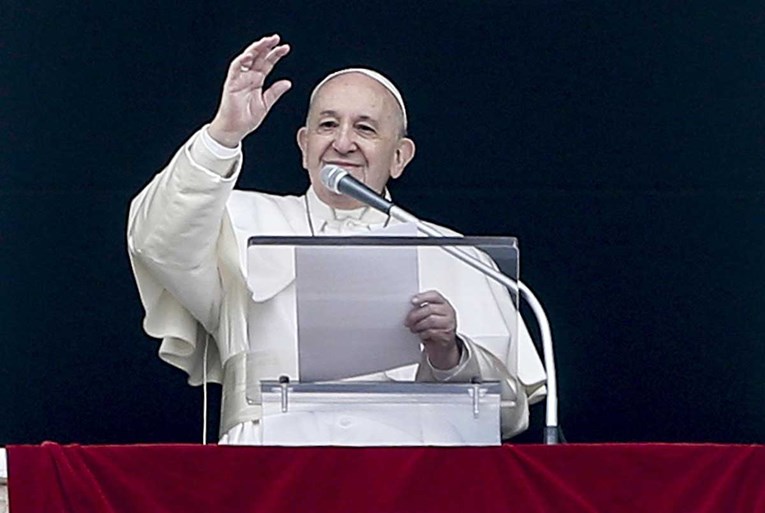 Prehlađeni Papa se pojavio u javnosti, Vatikan tvrdi da nije ozbiljno bolestan