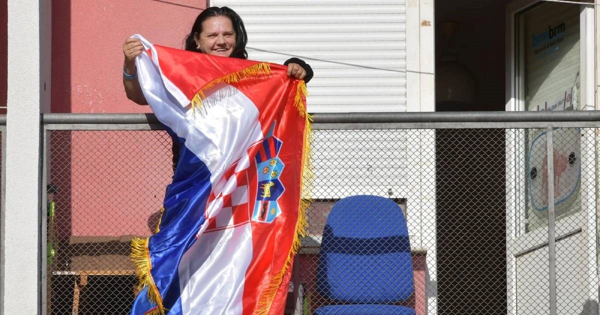 U Kninu se postavljaju hrvatske zastave po balkonima uoči 30. obljetnice Oluje