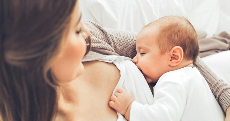 Studija: Bebe hranjene na bočicu nisu ništa manje povezane s mamom od dojenih beba