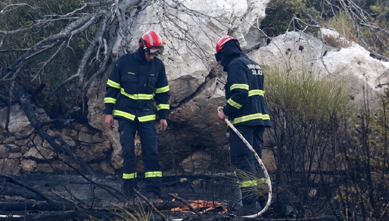 Ugašen veliki požar na Krbavskom polju