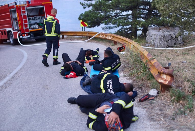 FOTO Izmoreni vatrogasci zaspali na cesti nakon što su obranili kuće