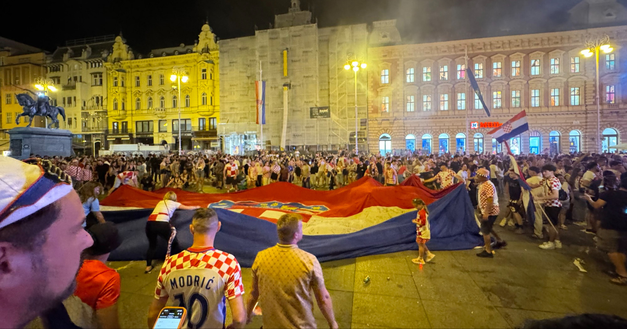 FOTO I VIDEO Kupanje u Manduševcu, gigantska zastava... Hrvatska slavi prolaz dalje